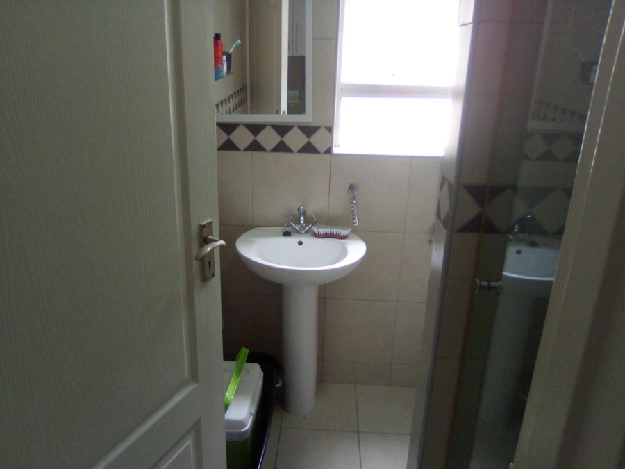 To Let 1 Bedroom Property for Rent in Goodwood Park Western Cape